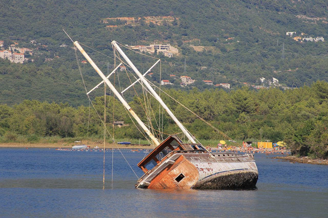 shipwreck, sank, ship-4388637.jpg